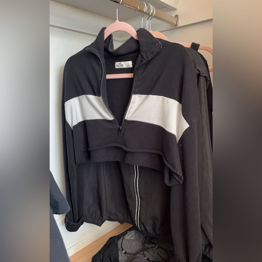 Black and White hollister quarter zip cropped sweatshirt size xs fits like small